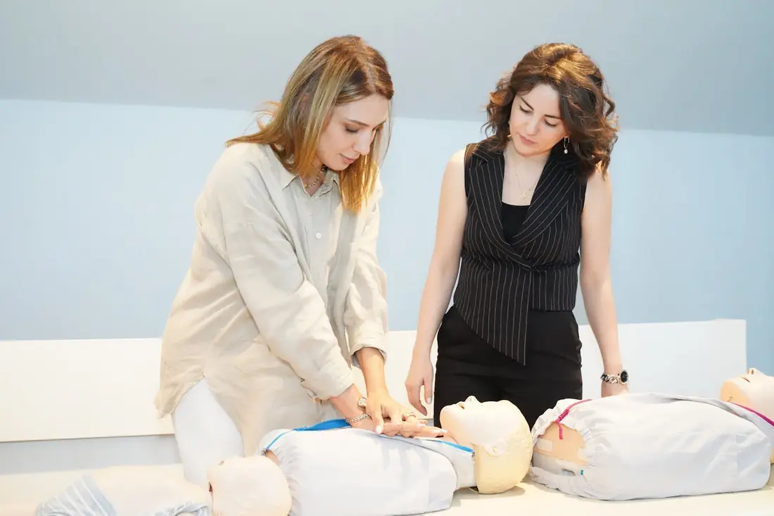 Formation SST Perpignan, deux stagiaires sur mannequin de premiers secours